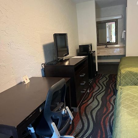 Applegate Inn Cleveland Bagian luar foto