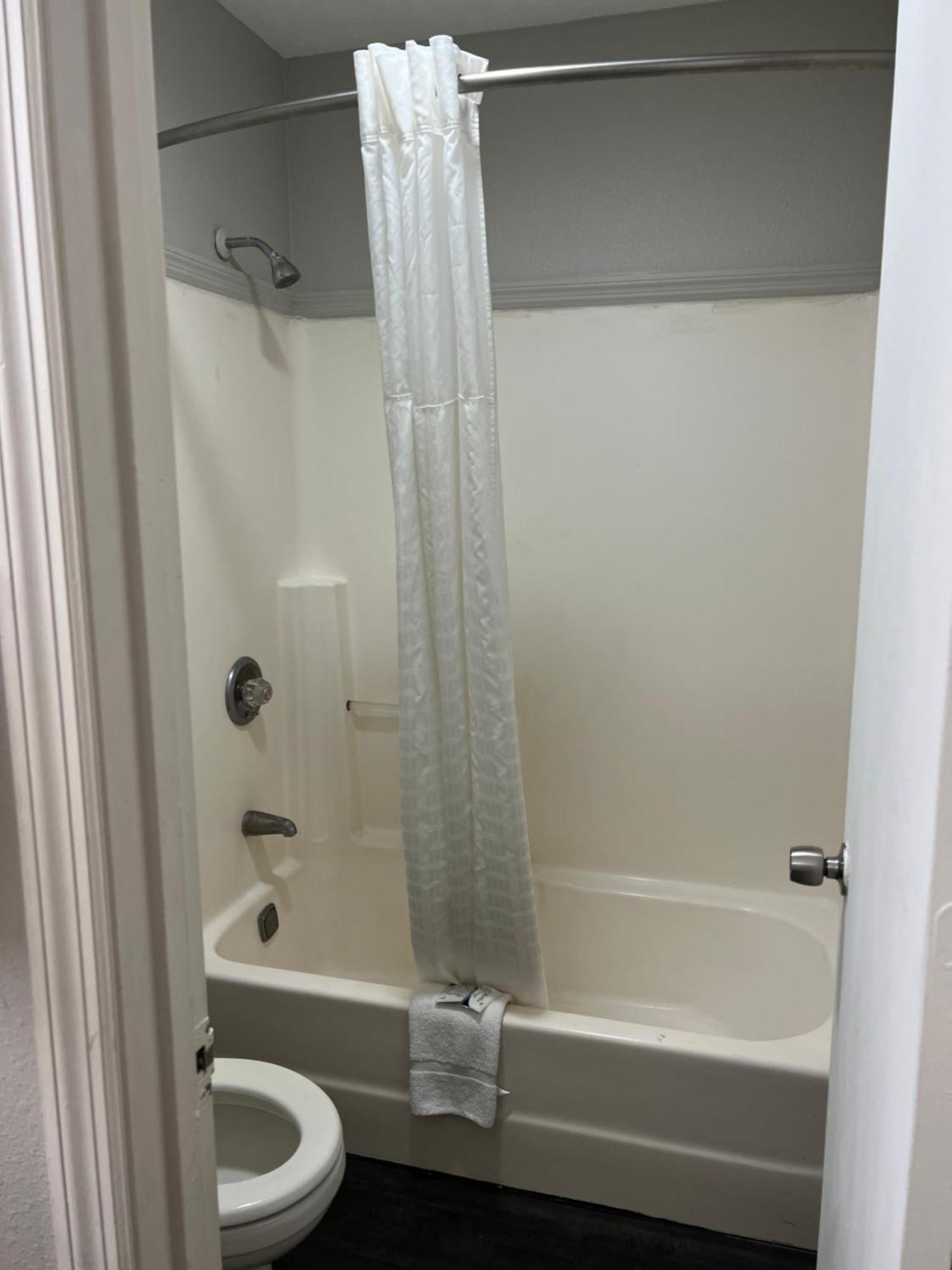 Applegate Inn Cleveland Bagian luar foto