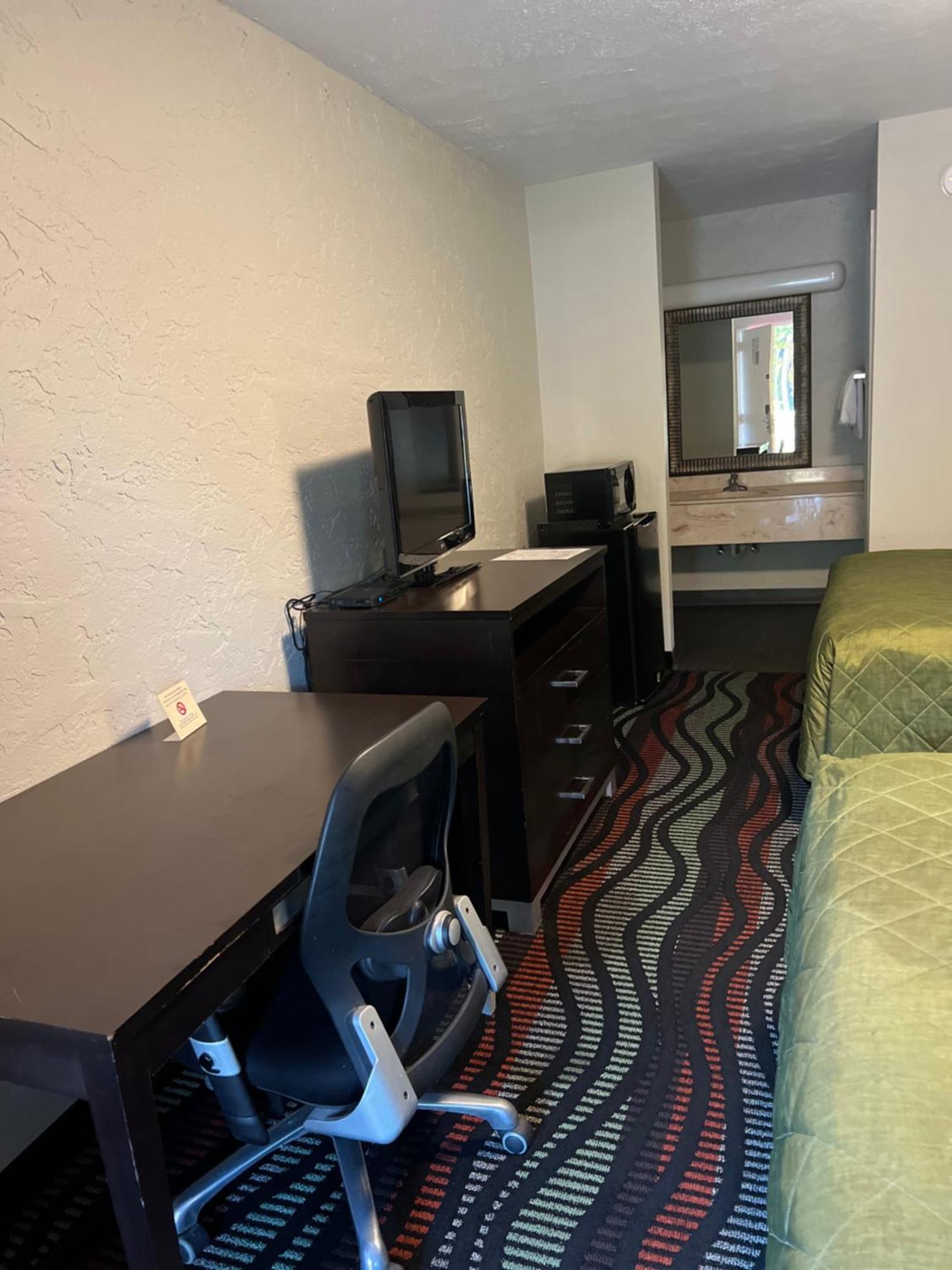 Applegate Inn Cleveland Bagian luar foto